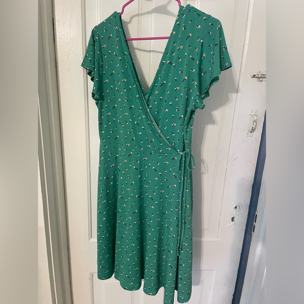 Green maternity dress with flower design
